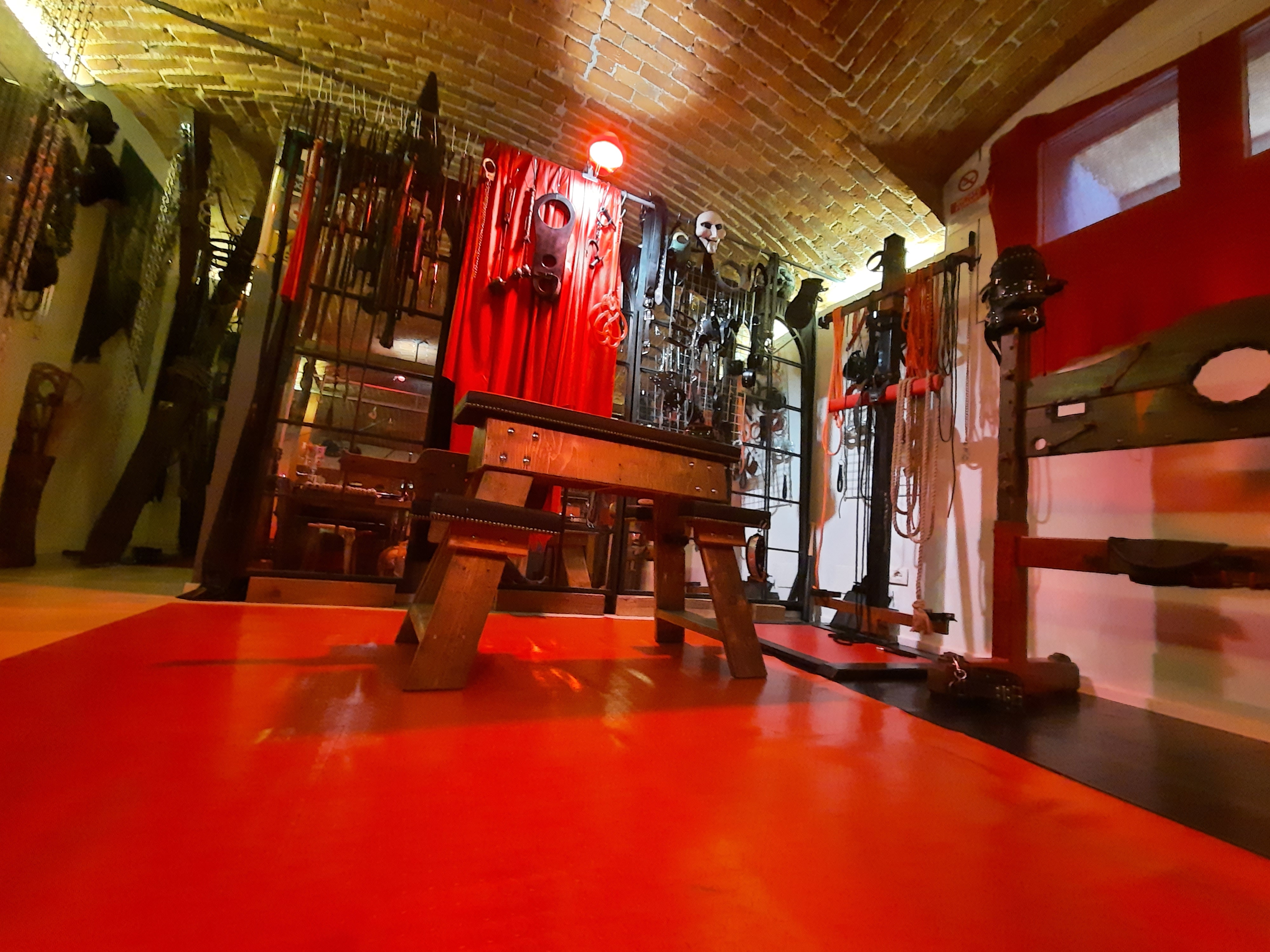 Dungeon Hedonism Milano BDSM Fetish affitto a ore